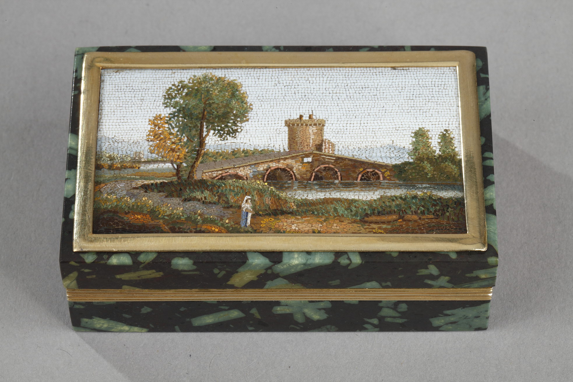 Porphyry box with micromosaïc after Antonio de Angelis, 19th century
